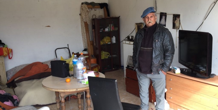 Luis al garatge on viuen amb la Carmen | Ràdio Sabadell 