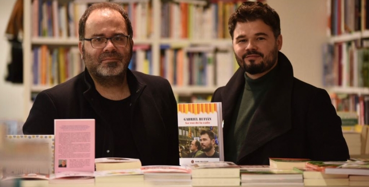 Igor Meltxor i Gabriel Rufián a La Llar del Llibre durant la presentació del llibre "Gabriel Rufián. La voz de la calle" | Roger Benet 