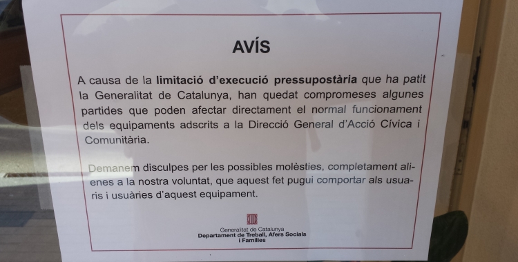 els usuaris se n'assabenten a través d'un cartell col·locat davant el Casal | Pau Duran