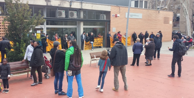 Concentració de veïns davant el Casal Cívic dels Merinals | Pau Duran