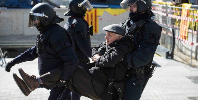 Els Mossos han retirat les persones que s'han assegut una per una i n'han identificat unes quantes. Foto: Roger Benet