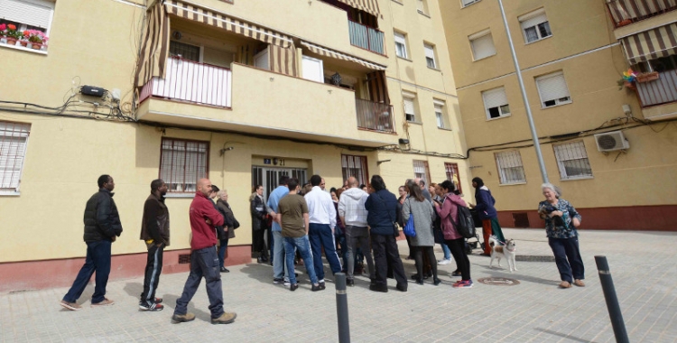 Diversos membres de la PAH han aturat aquest matí dos desnonaments. Foto: Roger Benet