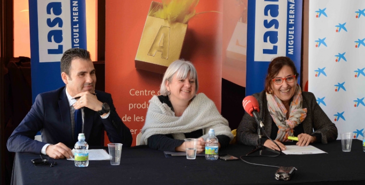 Ivan Quesada, de l'Obra social La Caixa; Montse Chacón, regidora de Cultura; i Eulàlia Ribera, directora de La Sala, han presentat l'espectacle Teranga. Foto: Roger Benet