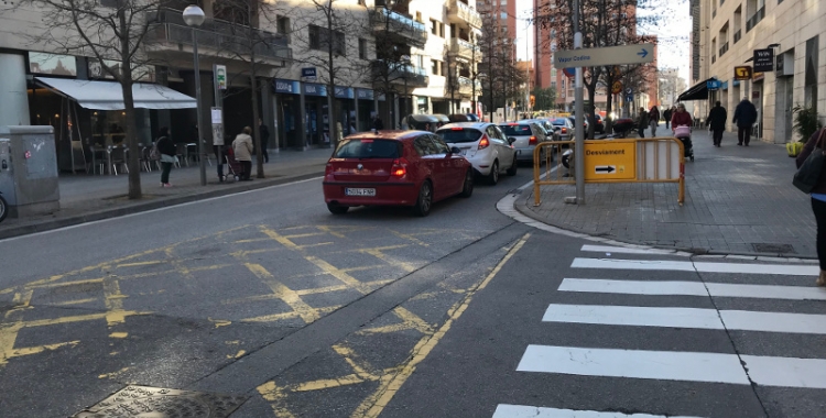 L'obertura al trànsit del carrer Tres Creus ha generat llargues cues de trànsit. 