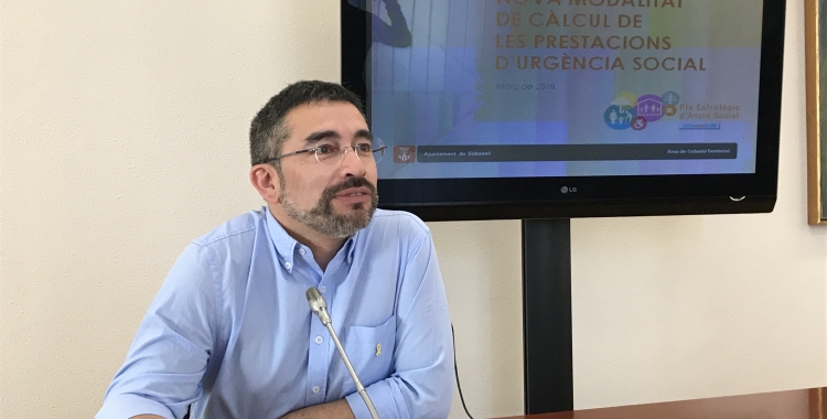 El regidor d'Acció Social, Gabriel Fernàndez, ha presentat els canvis en el càlcul de la prestació d'urgència. 