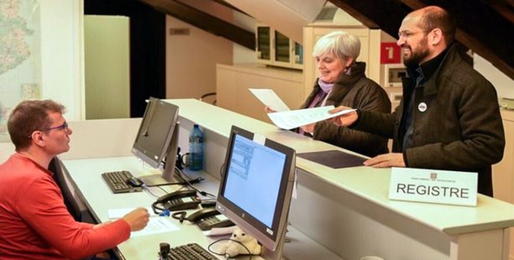 Maties Serracant i Dolors Sabater registrant la proposta al Parlament