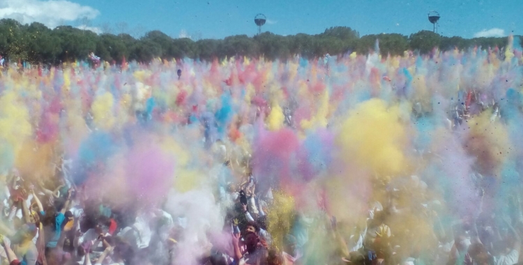 Moment del llançament de color a la festa Holi | Pere Gallifa