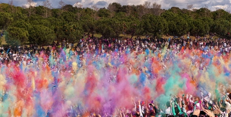 Moment del llançament de color a la festa Holi | Ràdio Sabadell