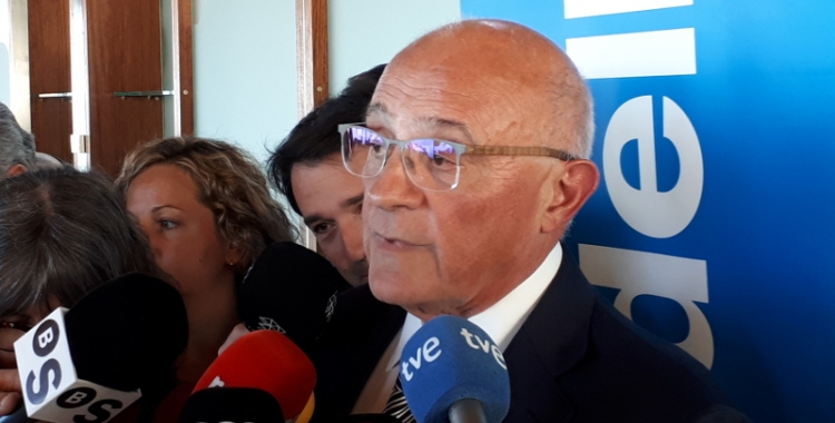 Josep Oliu, atenent a la premsa a Alacant/ Karen Madrid