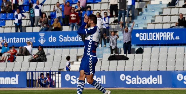 Arturo celebrant el gol contra el Villarreal B | CE Sabadell