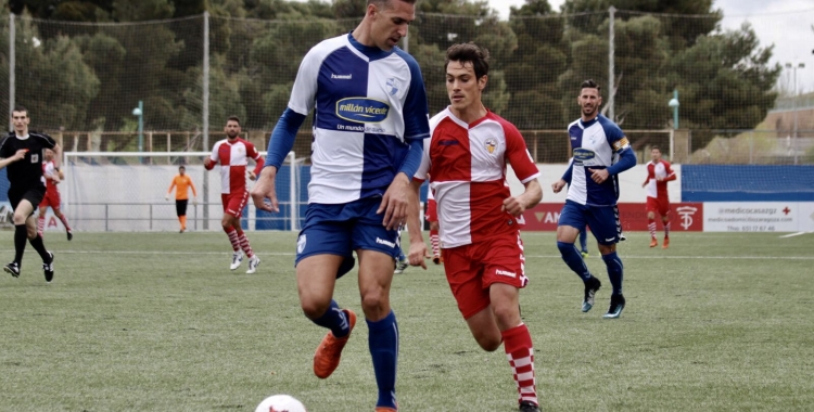 Josu Ozkoidi pressionant en una acció d'aquest curiós duel entre equips arlequinats | Sandra Dihör