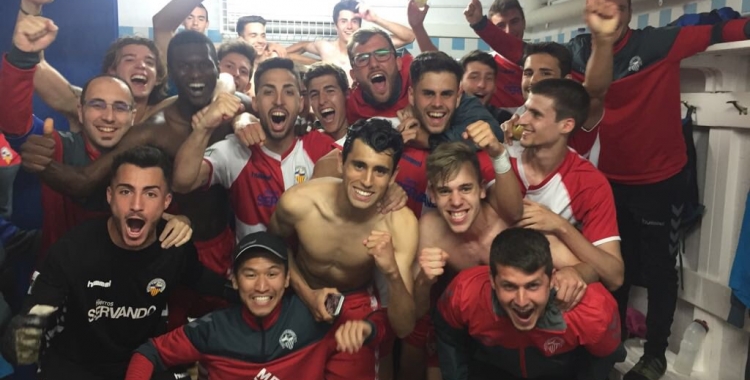 Els jugadors del filial arlequinat celebren el triomf contra el Farners