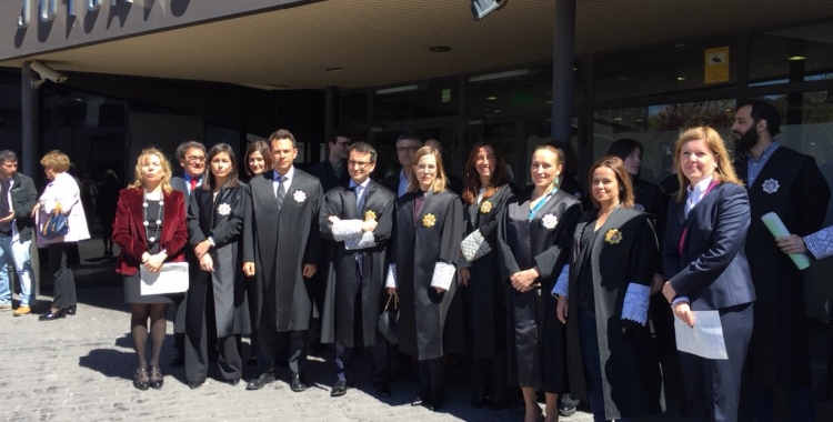 Magistratsi magistrades amb els fiscals a les portes dels Jutjats de Sabadell | Ràdio Sabadell