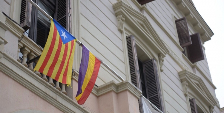 Les banderes estelada i tricolor a la façana de l'Ajuntament | Roger Benet