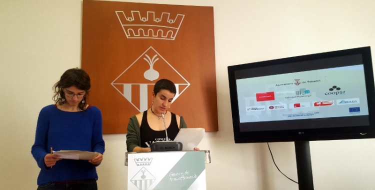 Lali Daví i Glòria Rubio durant la presentació del projecte d'habitatge cooperatiu