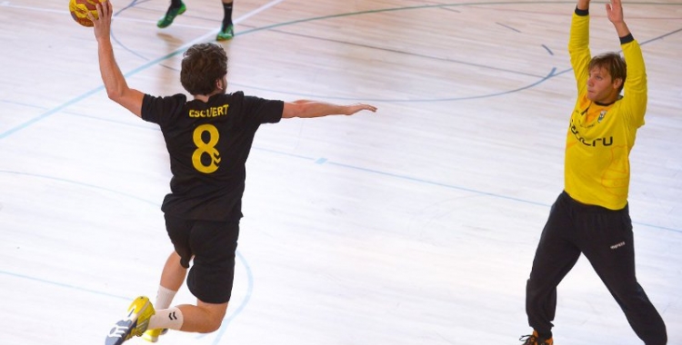 Martí Escuert busca superar el porter de l'Handbol Palautordera | OAR Gràcia