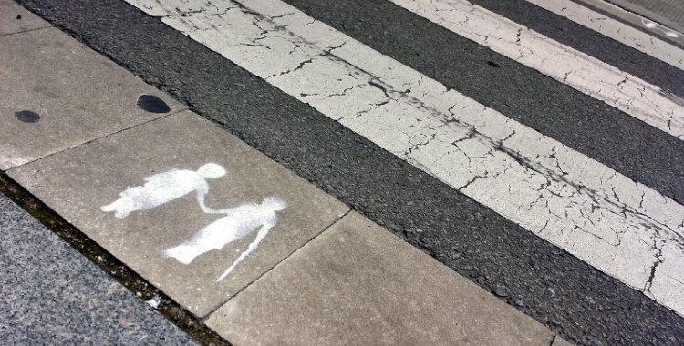 Imatge del grafit que s'ha pintat en alguns passos de vianants del Centre | Pau Duran