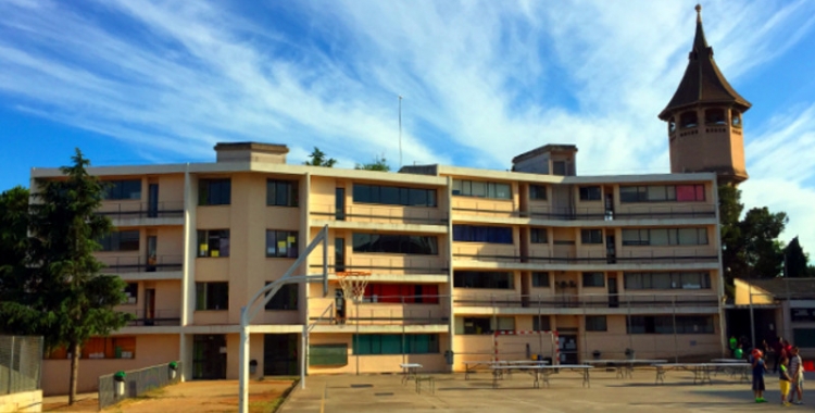 Imatge de l'Escola Samuntada, al costat de la Torre de l'Aigua | Crónica Global