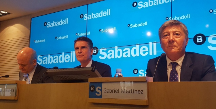 Jaume Guardiola (al centre) durant la roda de premsa de presentació de resultats