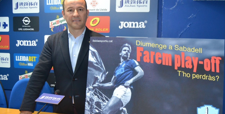 Esteve amb el cartell que ha preparat el seu club per al Sabadell-Lleida de diumenge | Lleida Esportiu