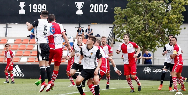 Javi Jiménez i Pedro Capó lluiten per una pilota aèria | Valencia CF