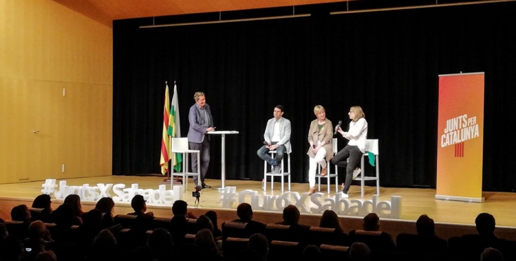 Castells, Ciuró i Artadi a l'escenari de l'auditori de l'Espai Cultura | Junts X Catalunya 