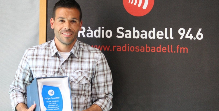 Felipe Sanchón amb el premi de Ràdio Sabadell | Pau Vituri