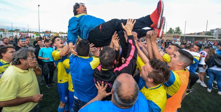 Els jugadors del Sabadell Nord mantegen l'entrenador, Quico Díaz | Roger Benet