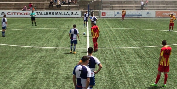 Els jugadors de tots dos equips preparats per l'inici de la segona part | CE Sabadell