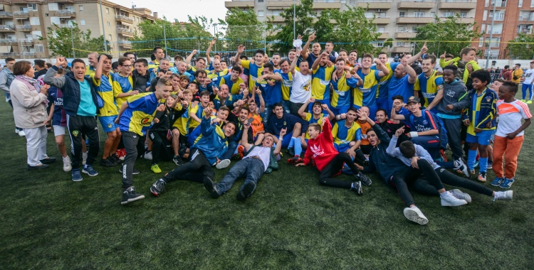 La plantilla del Sabadell Nord celebra amb eufòria l'ascens a Primera Catalana | Roger Benet