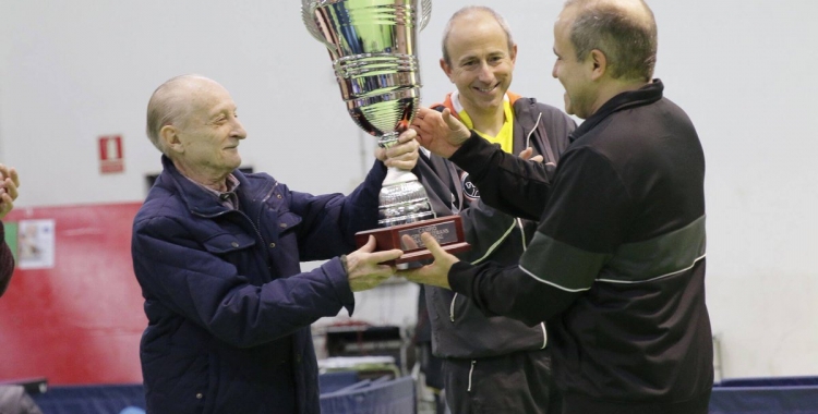 Santi Vidal rep el trofeu en la primera edició del torneig | @CNSTennisTaula