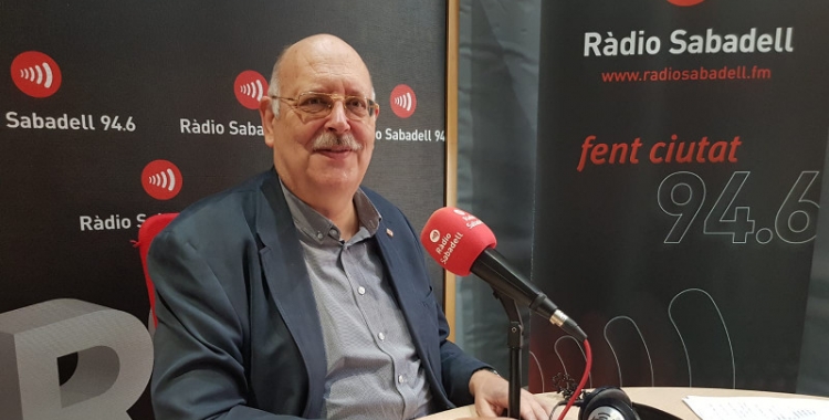 Josep Masip, president de Creu Roja Sabadell, als estudis de Ràdio Sabadell/ Raquel Garcia