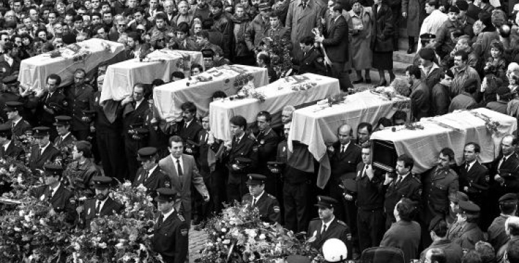 Els fèretres dels sis agents durant el funeral | Sílvia T. Colmenero (El País)