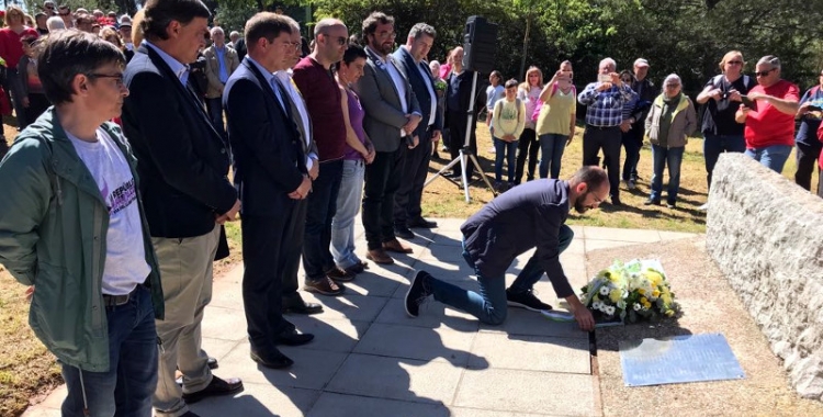 Ofrena floral al monument en memòria de les víctimes del nazisme al Santuari de La Salut | Roger Benet