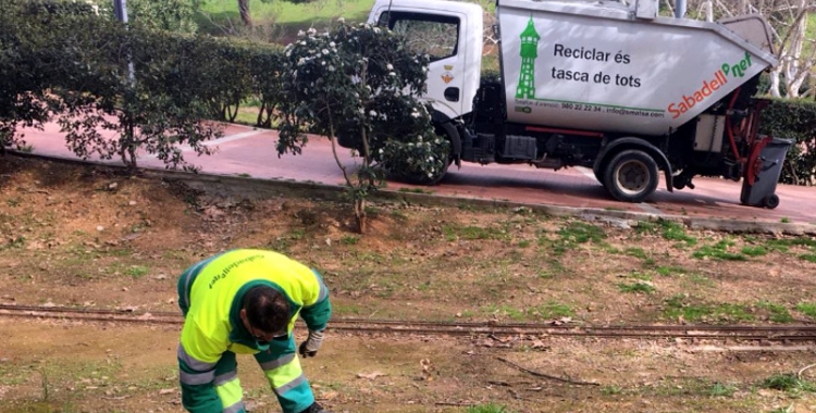 Un treballador de la neteja viària/ SMATSA