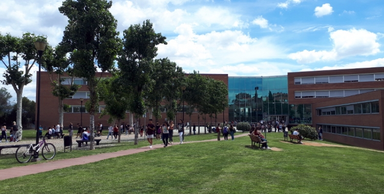 Els alumnes de Selectivitat, a l'exterior del campus de la UAB del carrer Emprius/ Karen Madrid