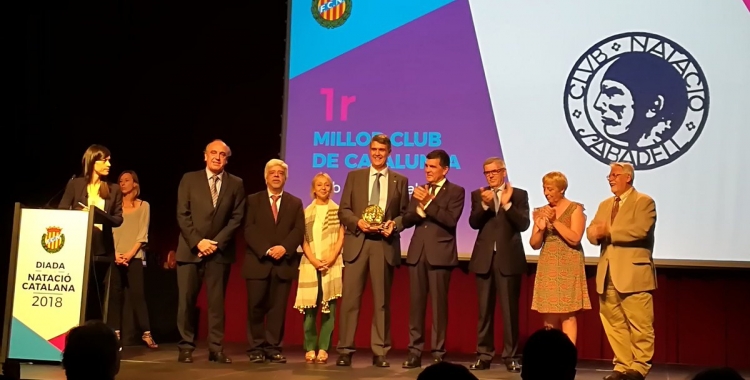 El president, Claudi Martí, rebent el premi de millor entitat ahir al Born | FCN