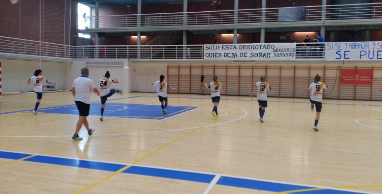 L'equip de Tati Torres escalfant a la prèvia del partit d'anada contra el Txantrea | @cfsfemisport