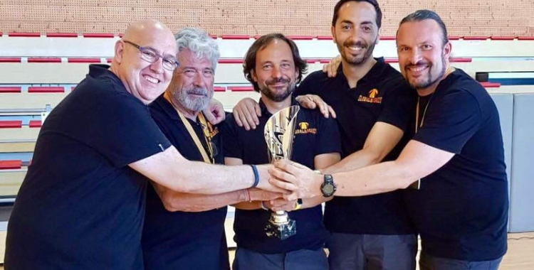 El cos tècnic del Global Basket amb la Copa Catalunya