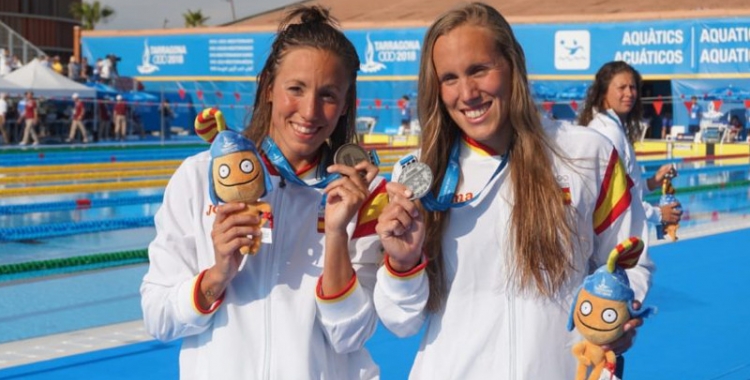 Marina Garcia (dreta) amb la medalla de plata als Jocs del Mediterrani