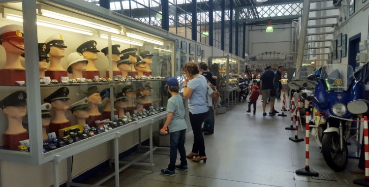 Un grup d'assistents visiten el museu de la Policia Municipal a Can Marcet