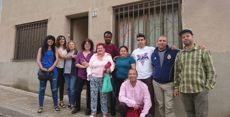Activistes a les portes del pis afectat a Torre-Romeu | PAHC Sabadell 
