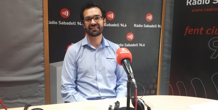 El  metge Jesús Muñoz a l'estudi de Ràdio Sabadell | Marcel Castillejos 