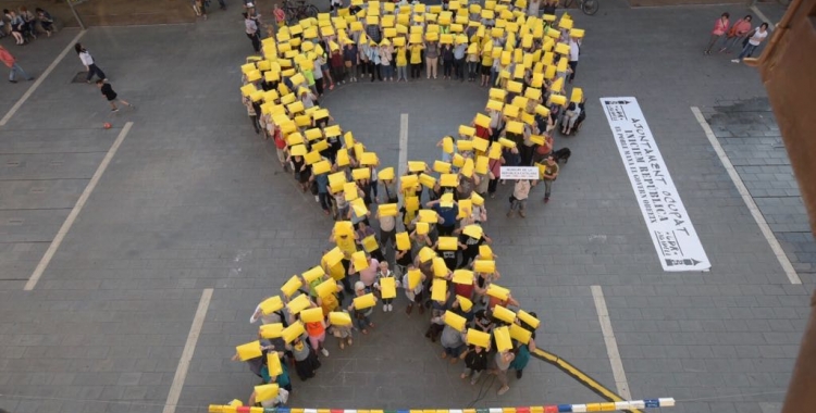 Imatge del llaç groc a la plaça Sant Roc | Roger Benet
