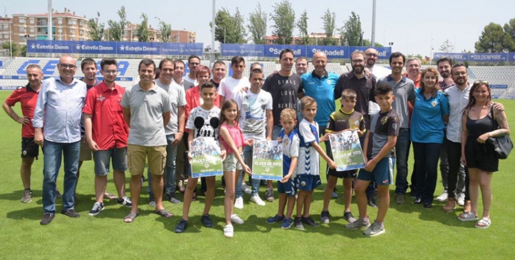 Fotografia de família de la campanya de socis aquest matí a l'estadi