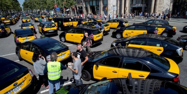 Imatge de la concentració de taxis a la Gran Via, a Barcelona | 324