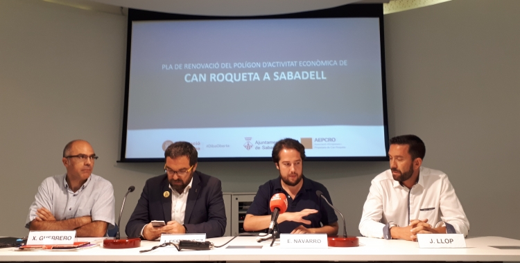 Regidors i el president de l'Associació d'Empresaris de Can Roqueta han presentat avui el pla de remodelació/ Karen Madrid