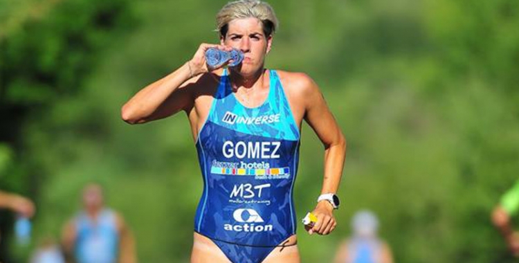 Laura Gómez hidratant-se durant el segment a peu | Tri Pálmaces 2018