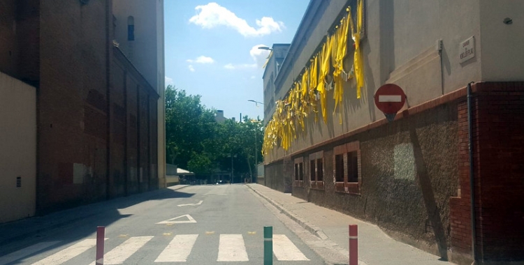El carrer Montllor i Pujal, que actualment està tancat amb pilones