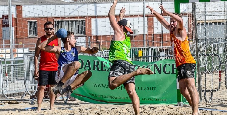 La primera cita del Tour Català d'handbol platja disputada a Sabadell ha estat un èxit rotund | OAR Arena